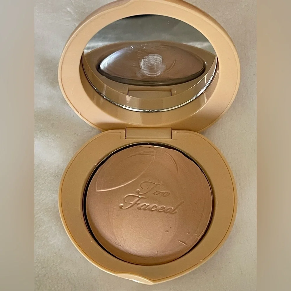 Too Faced Peach Frost Melting Powder Highlighter in Happy Face New in box